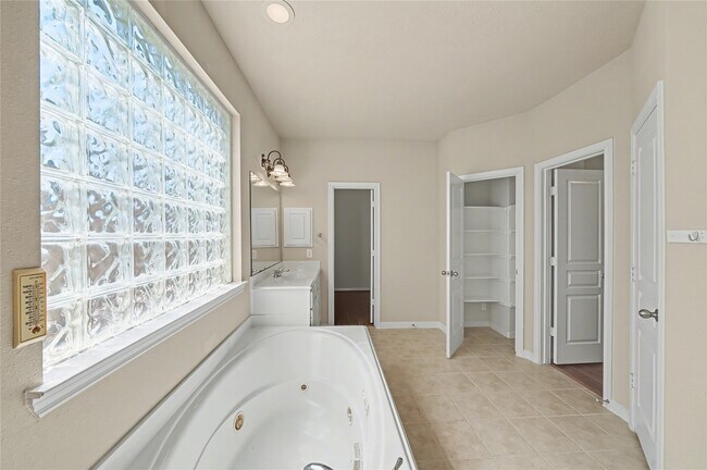 Building Photo - 17422 Memorial Blossom Dr