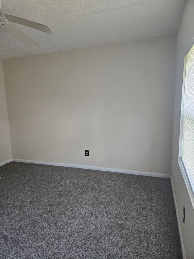 Building Photo - 2bedrooms 1.5 baths Townhome Available Now