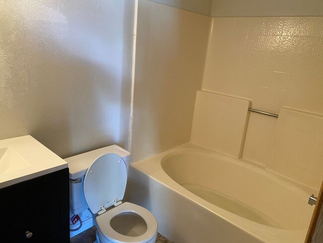Building Photo - NICE TOP FLOOR APARTMENT IN LITTLETON!!!