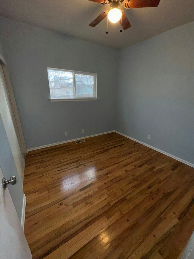 Building Photo - 1325 E 5th N