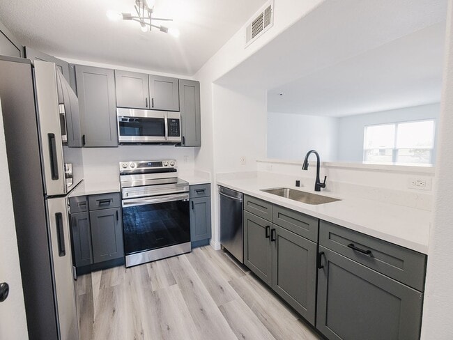 Building Photo - 2 Bedroom, 2 Full Bath Newly Renovated Con...