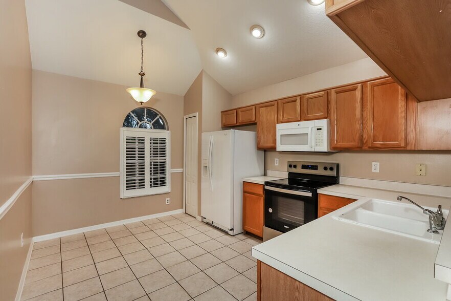 Building Photo - 9323 Hidden Water Cir