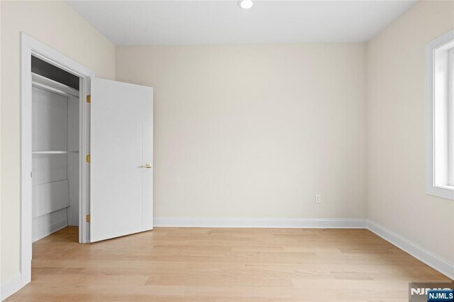 Building Photo - 45 Lincoln Ave