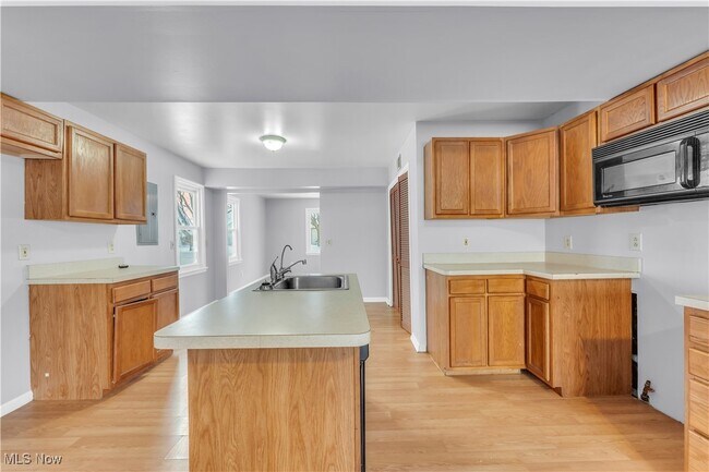 Building Photo - 369 E 232nd St