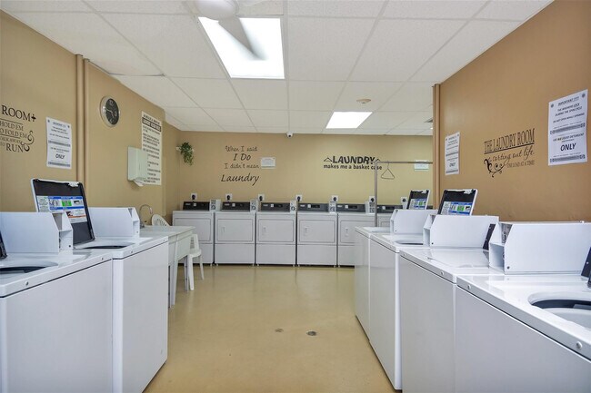 Building Photo - 305 N Pompano Beach Blvd