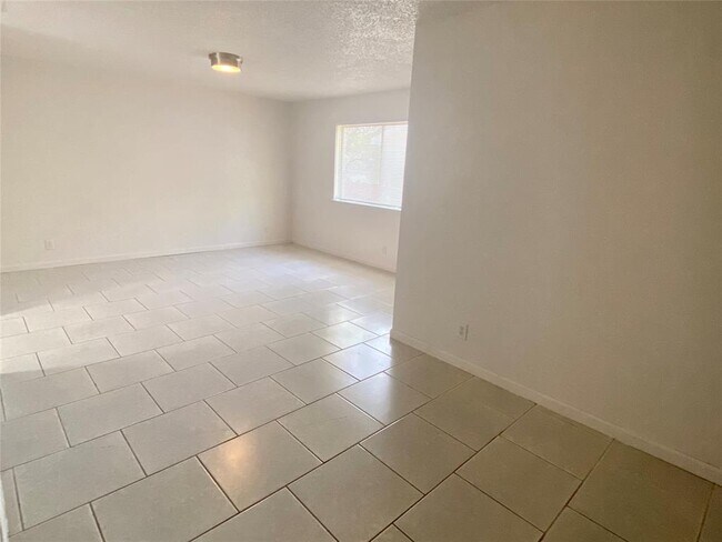 Building Photo - 1202 Meadgreen Dr