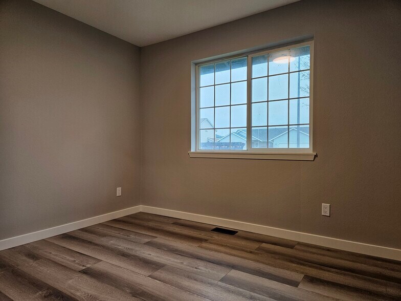 Building Photo - 1355 Yost Cir NE