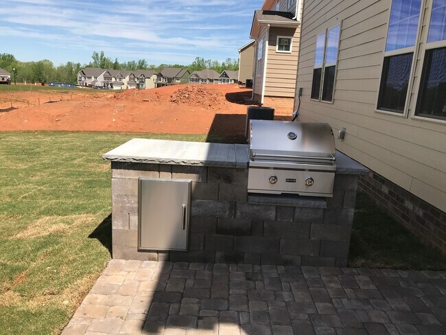 Building Photo - Beautiful home for you and your family