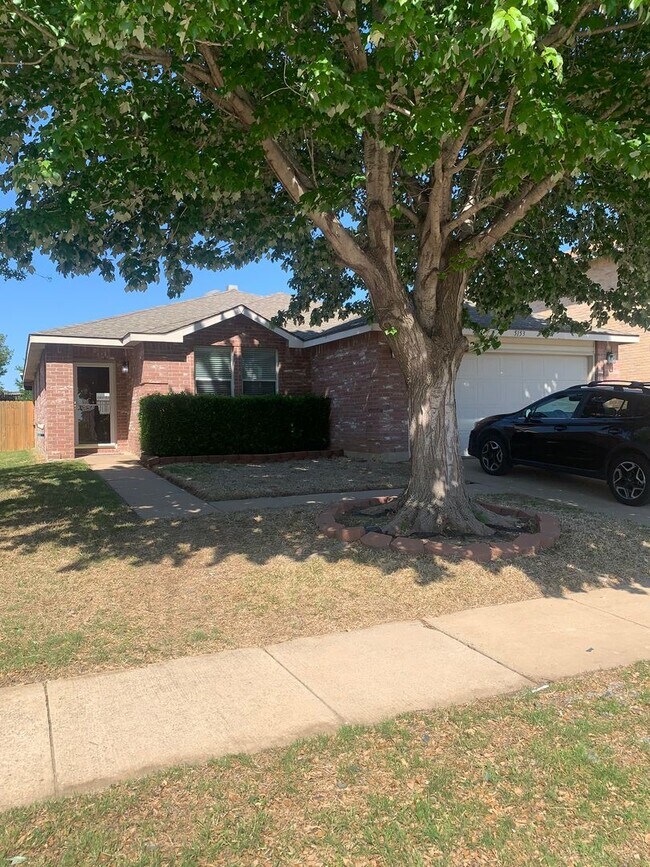 Building Photo - Charming 3BD/2BA with fireplace