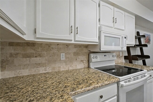 Building Photo - 357 N Post Oak Ln