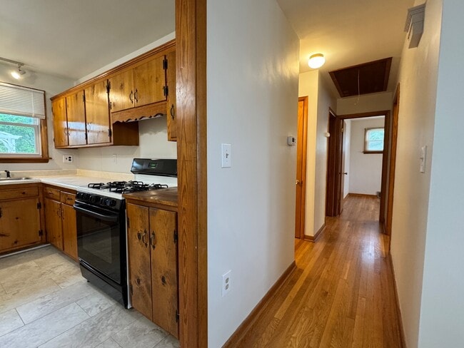 Building Photo - 321 Sharon Ln