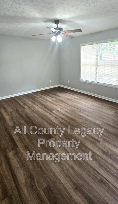 Building Photo - 700 Rosehip Ln