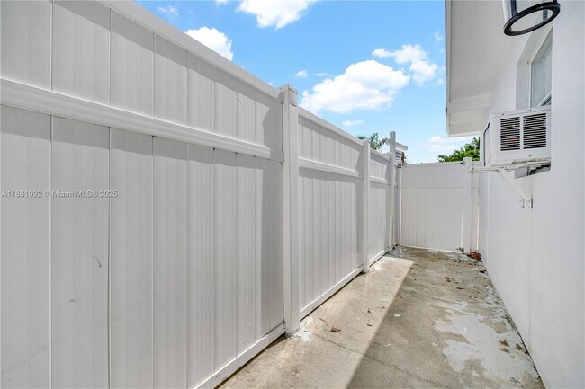Building Photo - 1041 NE 9th Ave