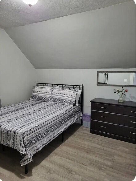 Building Photo - 9 Reeves St