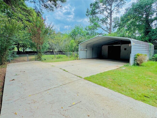 Building Photo - 2905 Willow Ln Dr