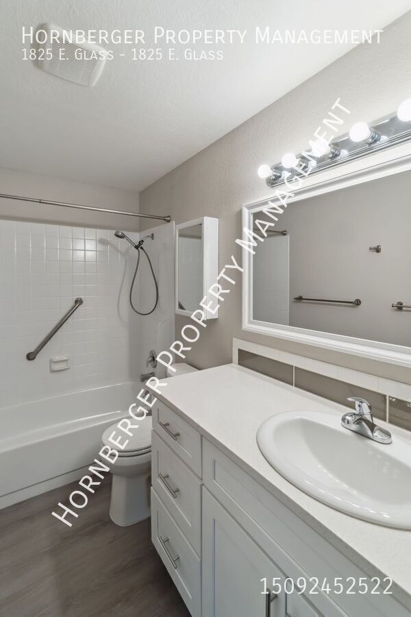 Building Photo - Newly Remodeled 2 Bed 1 Bath Unit!