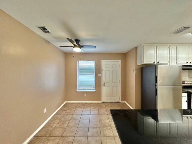 Building Photo - Available Now! Newly Updated 3/2 in Flint!