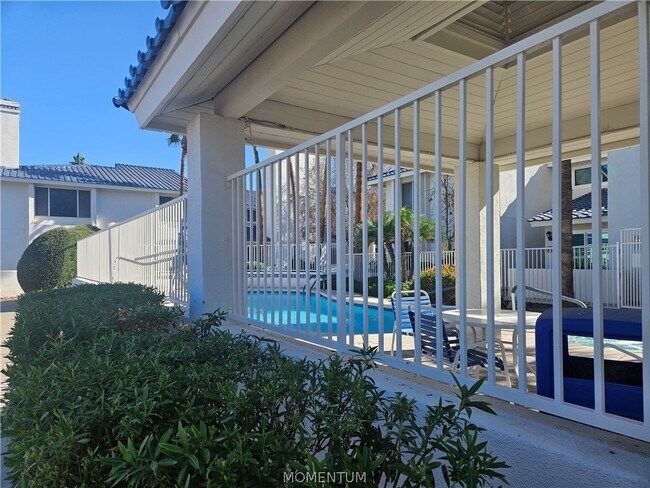 Building Photo - 1800 Club House Dr