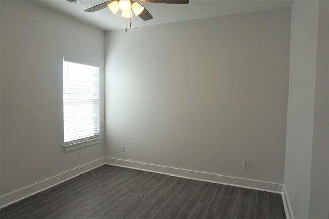 Building Photo - 4 Bedroom, 2 Bath Home in Valley View