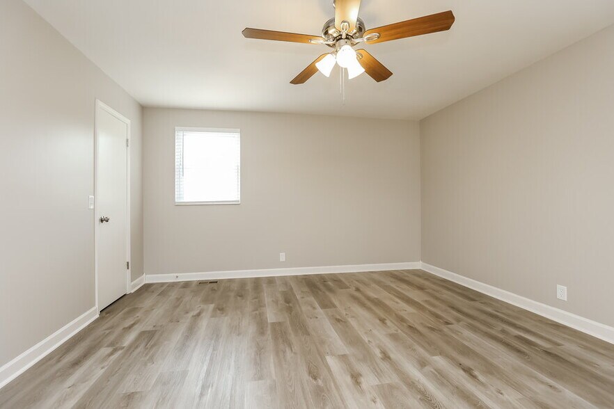 Building Photo - 5173 Roxborough Dr