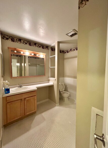 Building Photo - 474 Fox Hills Dr S