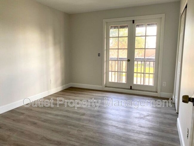 Building Photo - 585 Queens Mirror Cir