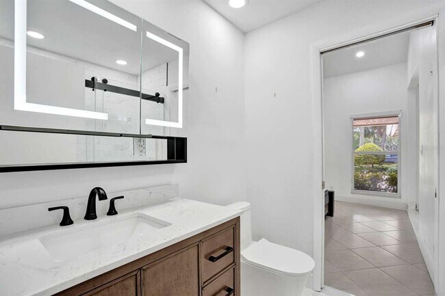 Building Photo - 2527 Lakes Dr