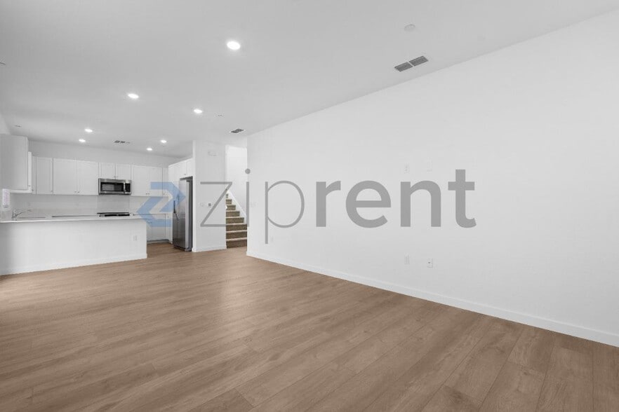 Building Photo - Unit