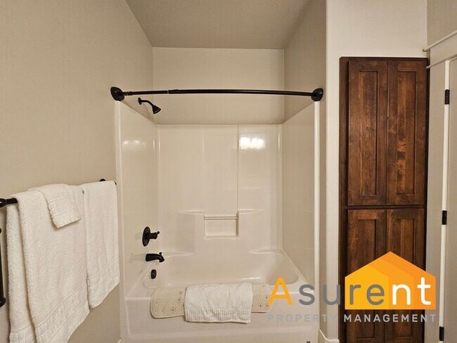 Building Photo - Fully Furnished 2BR/2BA Home in Central Point