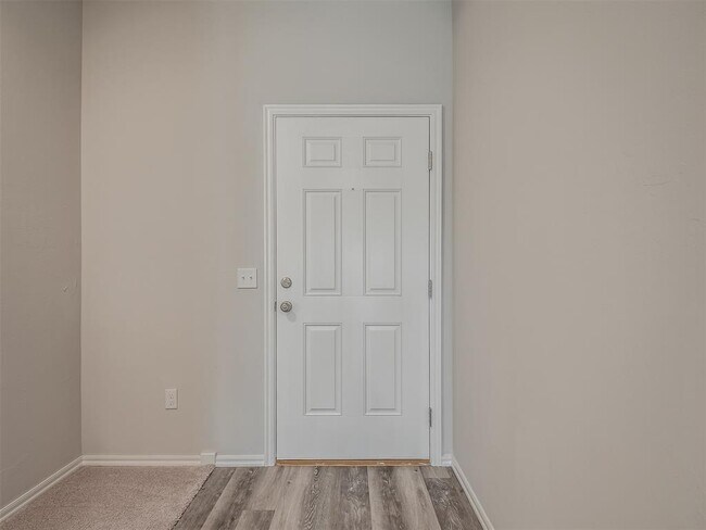 Building Photo - 1009 S Colt Ln