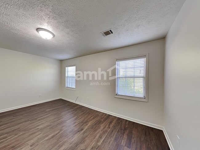 Building Photo - 2860 Cove Crossing Dr