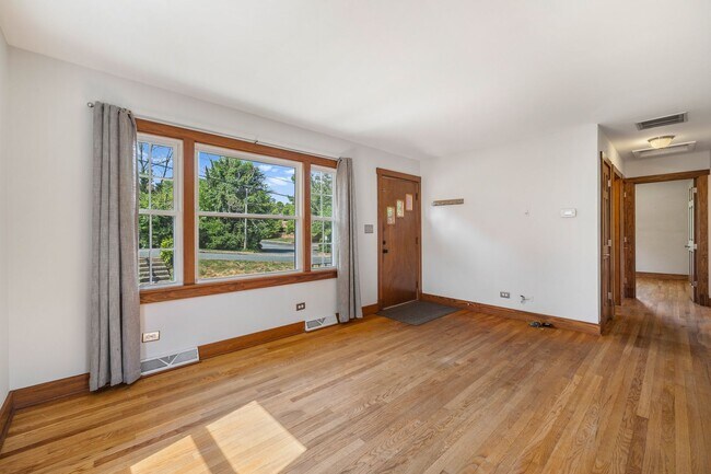 Building Photo - Meticulously maintained 3-bedroom, 2-bath ...