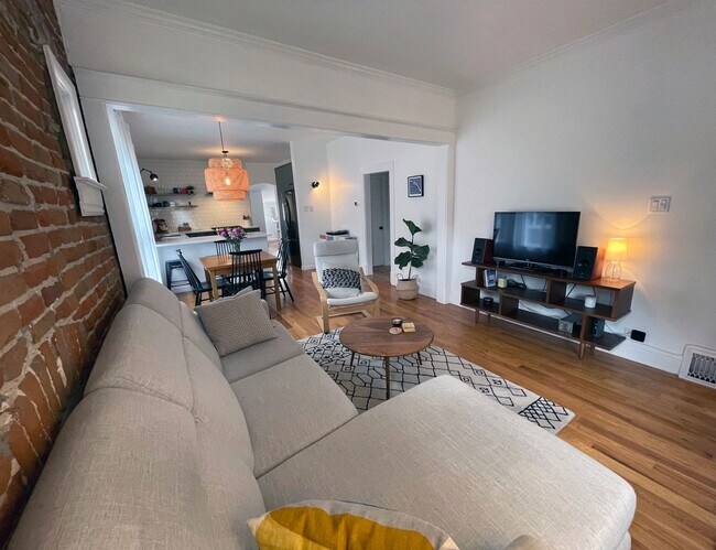 Building Photo - STUNNING Updated Bungalow Home in the West Highlands- Available 8/5!