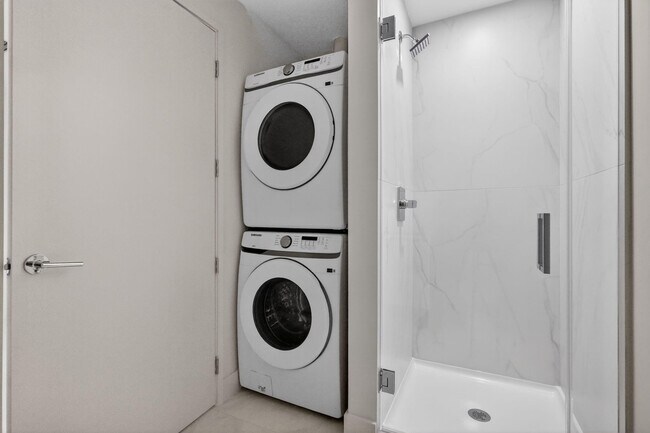 Building Photo - 700 NE 24th St