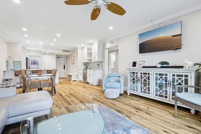 Building Photo - 200 E Royal Palm Rd