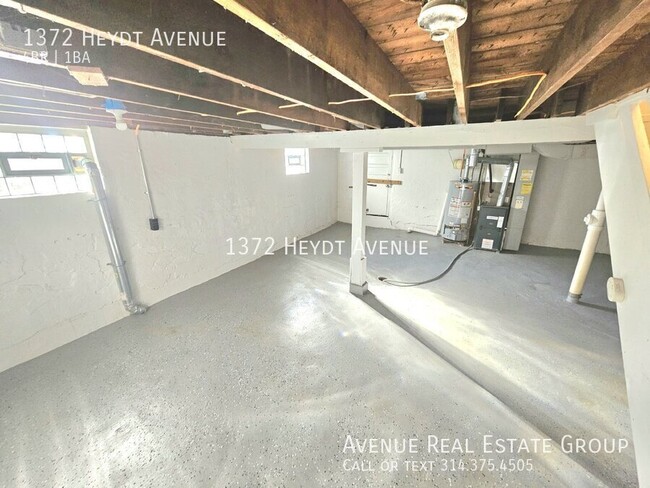 Building Photo - Charming 2-Bedroom Gem on Heydt Avenue wit...