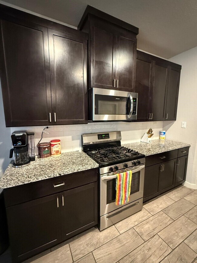 Building Photo - 740 Ft Leonard