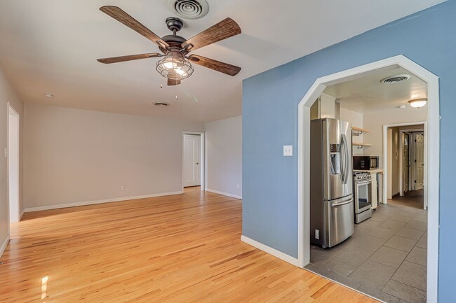 Building Photo - 4+2 Downtown Truxtun Ave Charm!