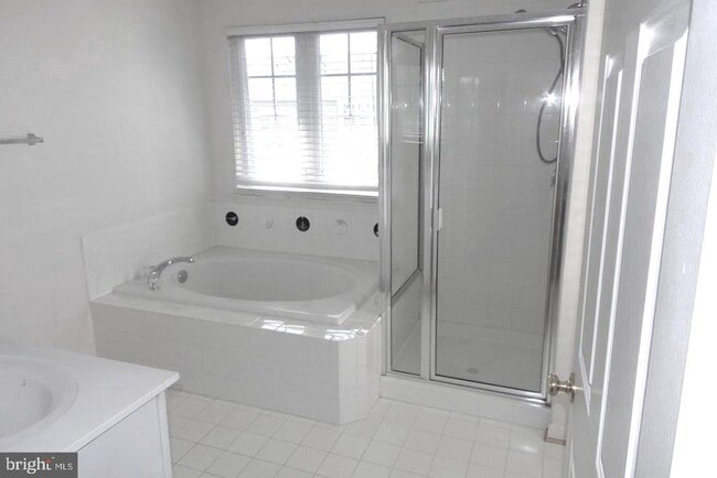 Building Photo - 16606 Barge Cir