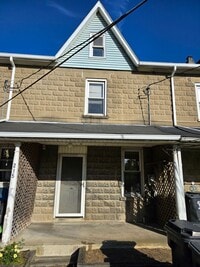 Building Photo - Spacious two-bedroom townhome in Stockerto...