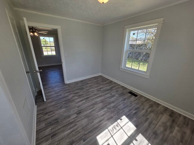 Building Photo - 1001 James St