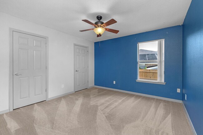 Building Photo - Big Kitchen, Big Yard, Big Comfort – Your Next Home Awaits!