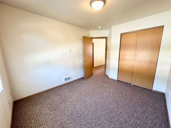 Building Photo - 2107 Yellowstone St