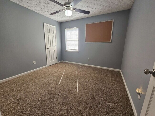 Building Photo - 4 bedroom home only 15 minutes from Fort S...