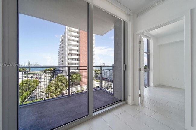 Building Photo - 2150 N Bayshore Dr