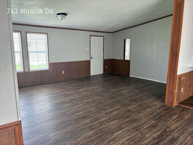 Building Photo - 743 Wilson Dr