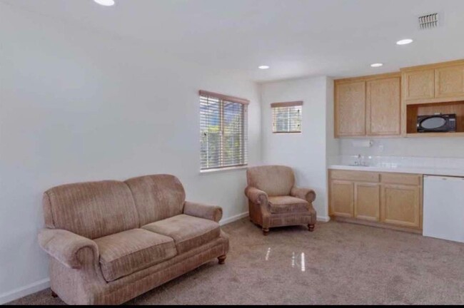 Building Photo - 557 Stetson Dr