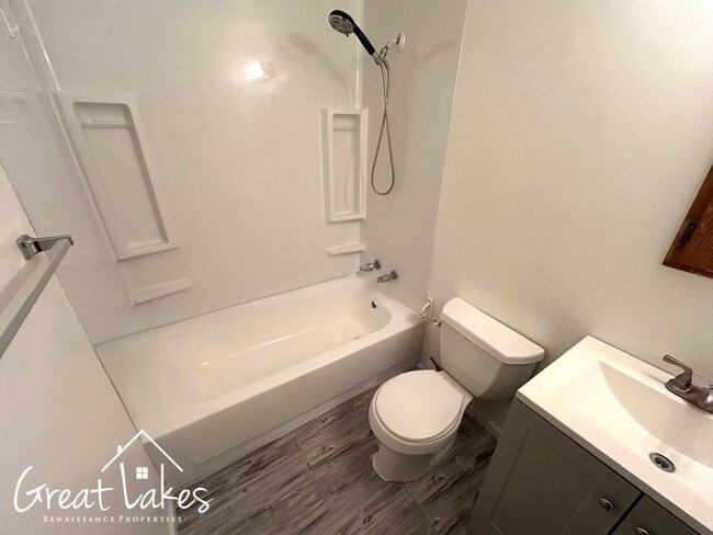 Building Photo - Beautiful 2 Bedroom 1 Bathroom now available for rent!