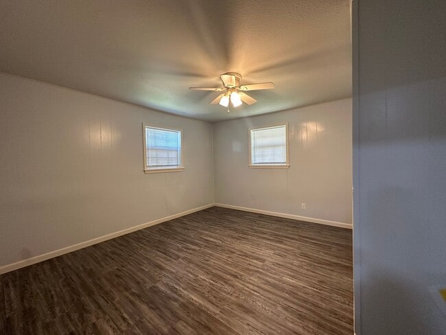 Building Photo - Introducing a charming 3-bedroom, 1.5 bath...