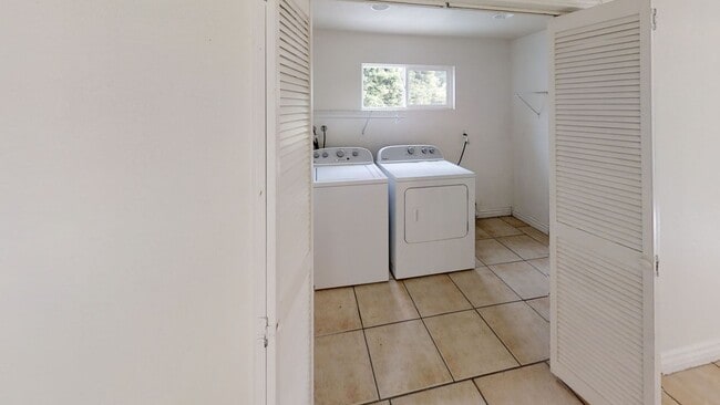 Building Photo - Large Bedrooms! 6 Parking Spaces (Lease ou...